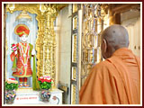  Swamishri engaged in Thakorji's darshan