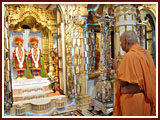  Swamishri engaged in Thakorji's darshan