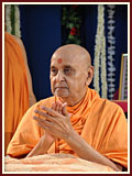  Swamishri chants Swaminarayan mahamantra