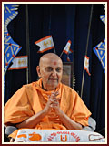  Swamishri bids Jai Swaminarayan to all