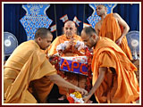  Sadhus honor Swamishri with garlands