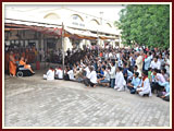  Swamishri bids Jai Swaminarayan to all
