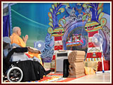  Swamishri engaged in darshan of hindolo