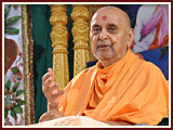   Swamishri blesses Bal Din assembly