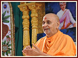   Swamishri blesses Bal Din assembly