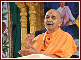   Swamishri blesses Bal Din assembly