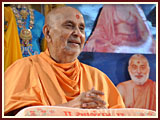   Swamishri blesses Bal Din assembly