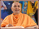  Swamishri blesses Bal Din assembly
