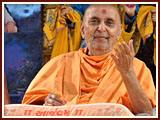   Swamishri blesses Bal Din assembly