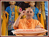   Swamishri blesses Bal Din assembly