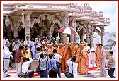  Swamishri arrives at the mandir 
