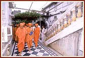  Swamishri performs pradakshina of the memorial shrine dedicated to Shri Krishnaji Ada. Yogiji Maharaj wrote the Yogi Gita while sitting on the steps to the right 