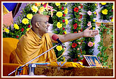  Pujya Viveksagar Swami delivers a parayan in the evening satsang assembly