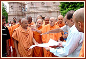  Swamishri discusses the new construction plan