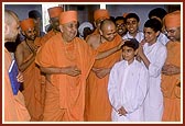  SSwamishri explains the glory of the murtis and mandir to the balaks of USA, who are travelling with Swamishri during their school vacation 