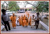  Swamishri arrives at the memorial mandir of Shri Jaga Swami on the outskirts of the village