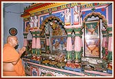  Swamishri humbly engaged in darshan of Thakorji