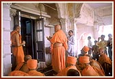  Performs arti
