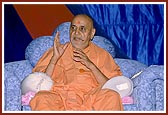  Swamishri blesses the satsang assembly   