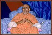  Swamishri blesses the satsang assembly   