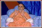  Swamishri blesses the satsang assembly   