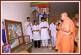  Swamishri does pradakshina and darshan at the newly renovated old Swaminarayan mandir 