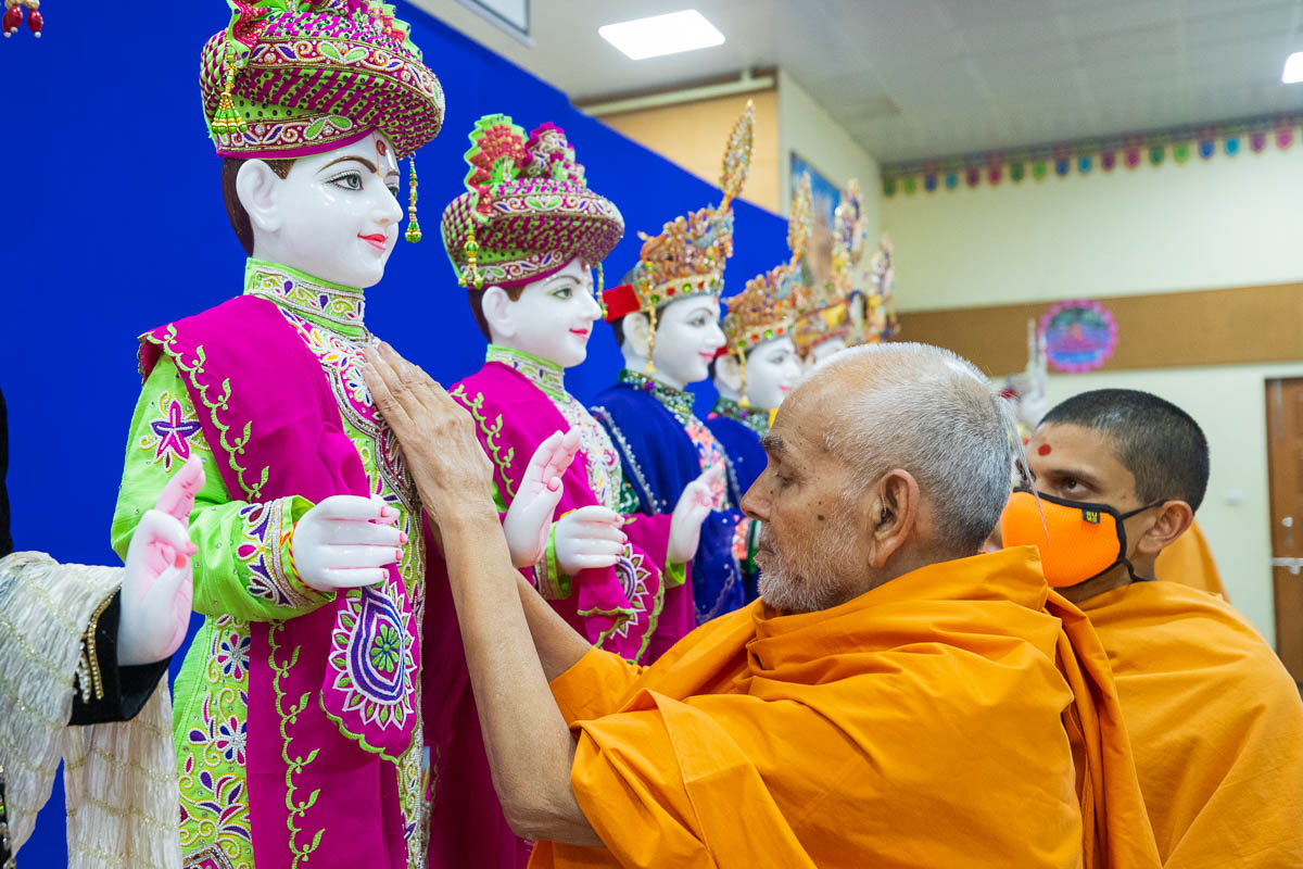 HH Mahant Swami Maharaj Sanctifies Murtis in India