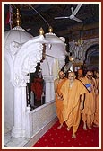  Swamishri performs pradakshina of Akshar Deri