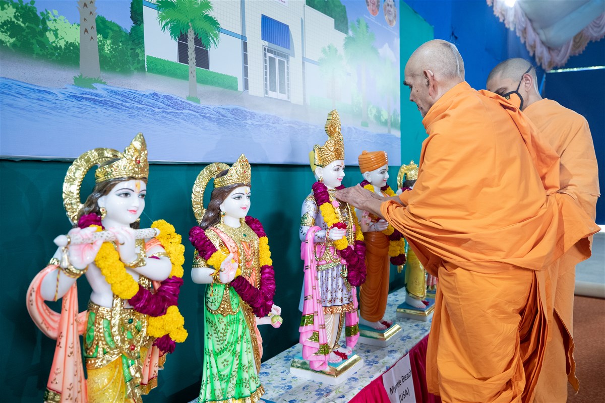 HH Mahant Swami Maharaj Sanctifies Murtis in India