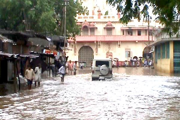 BAPS Helps Flood Victims of Gujarat