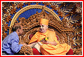 Swamishri blesses BAPS youth who showed courage and discipline as a US Army soldier