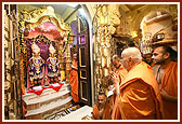 Morning Puja, 28 November 2006, Bochasan - 