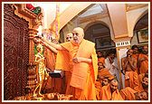 Morning Puja, 28 November 2006, Bochasan - 