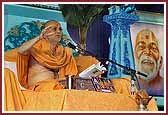 Pujya Viveksagar Swami delivers a discourse on 