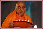 Swamishri performs the aarti 	