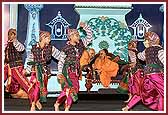 Balaks greet Swamishri by a colorful dance 