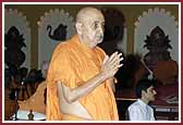 Swamishri deeply engrossed in darshan 