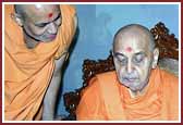Swamishri doing darshan of the murtis of Brahmaswarup Shastriji Maharaj's pooja 	