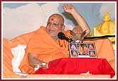 Pujya Ghanshyamcharan Swami doing katha 	
