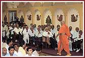 Senior citizens doing darshan during Swamishri�s evening walk 	
