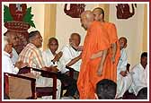 Senior citizens doing darshan during Swamishri�s evening walk 	
