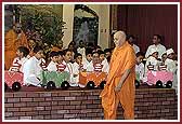 Balika Din Morning Programs June 09, 2004 - Children present mukhpaath during Swamishri's morning walk