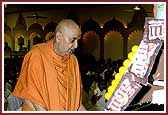Balika Din Morning Programs June 09, 2004 - During his morning walk, Swamishri pulls up a bucket full of candy from a well 