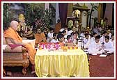 Balika Din Morning Programs June 09, 2004 - Swamishri performs pooja as balaks sing kirtans with devotion 