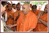 Balika Din Morning Programs June 09, 2004 - Swamishri plays the 