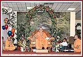 Balika Din Morning Programs June 09, 2004 - Swamishri and saints sing 