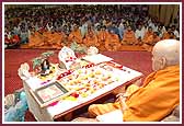Swamishri does his morning pooja on Samarpan Din 	