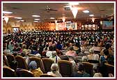 Devotees in the evening sabha