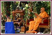 Swamishri performs aarti