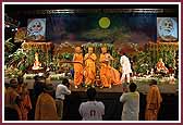 Swamishri bids 'Jay Swaminarayan' to all balaks and balikas before leaving the assembly